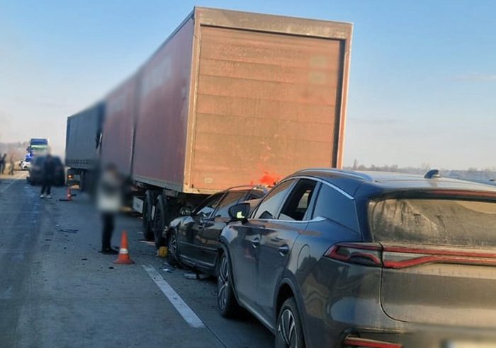 Масштабна ДТП на Житомирщині: зіткнулися сім авто, є постраждалі