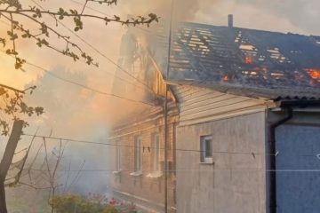 На Житомирщині рятувальники врятували будинок від масштабної пожежі