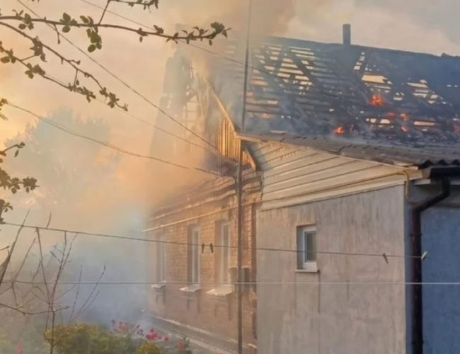 На Житомирщині рятувальники врятували будинок від масштабної пожежі
