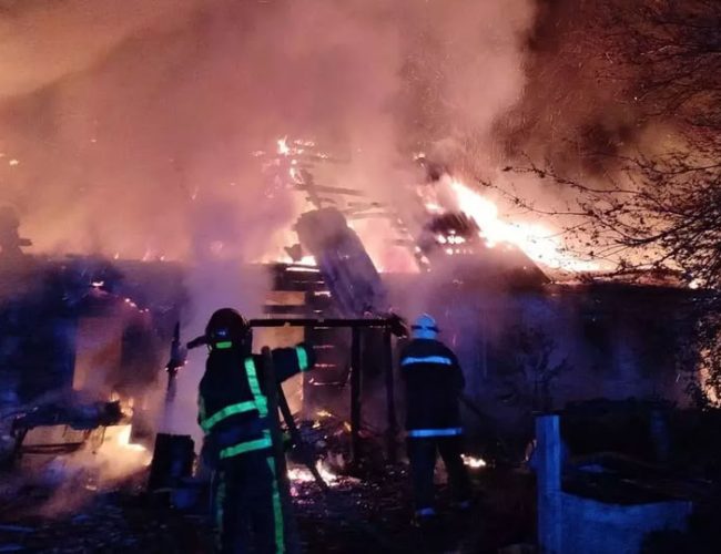 На Житомирщині під час пожежі у будинку постраждав чоловік