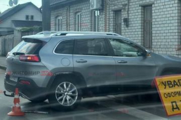 У Житомирі водій BMW проїхав на червоне світло, спричинив ДТП і втік