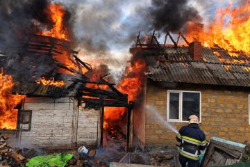 На Житомирщині пожежа з одного будинку перекинулася на сусідній