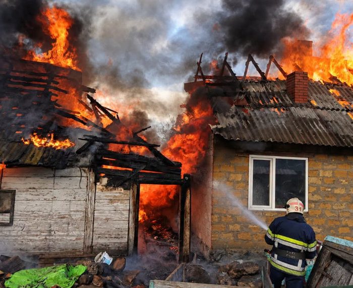 На Житомирщині пожежа з одного будинку перекинулася на сусідній